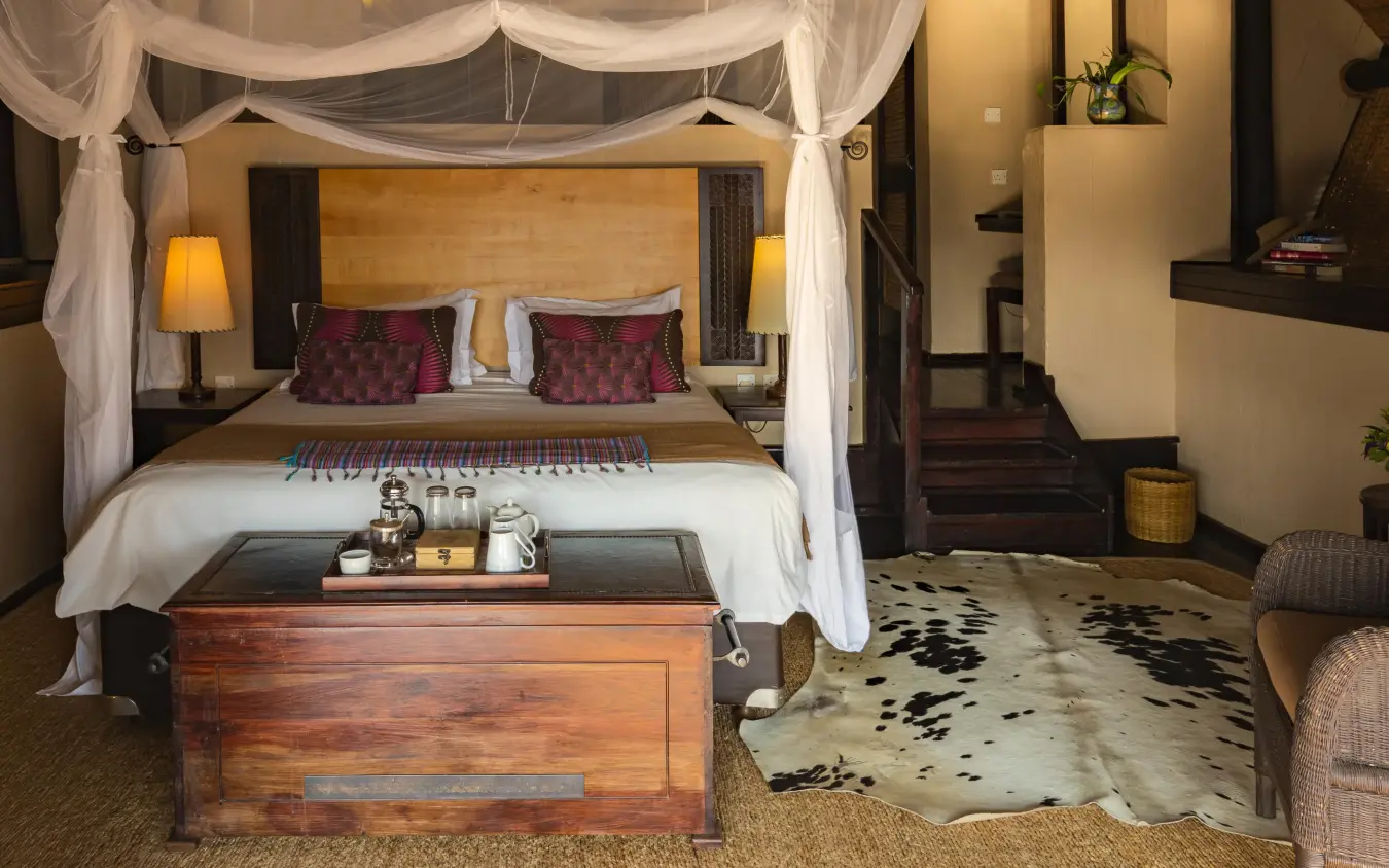Luxurious bedroom with four-poster canopy bed and wooden furnishings, Chilo Gorge Safari Lodge, Gonarezhou & Malilangwe, Zimbabwe