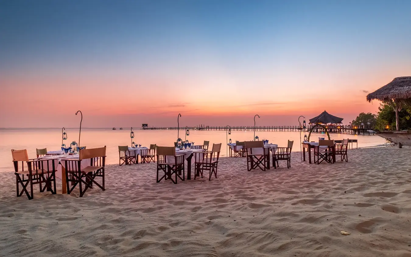 Beach dining setup at sunset with ocean view, Fundu Lagoon, Zanzibar & Pemba, Tanzania
