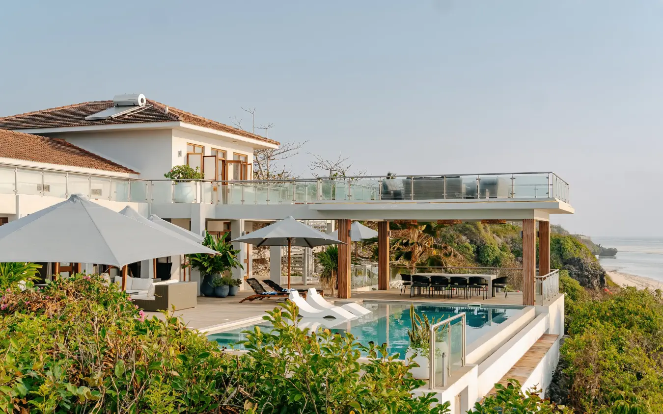 Clifftop villa with infinity pool overlooking coastal beach and ocean, My Amani, Kilifi, Kenya