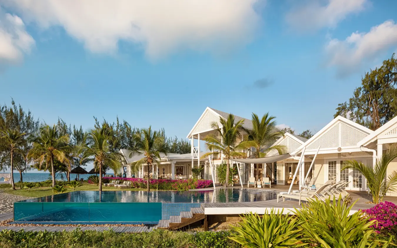 Waterfront resort with pool, palm trees and white colonial-style buildings, Thanda Island, Mafia Archipelago, Tanzania